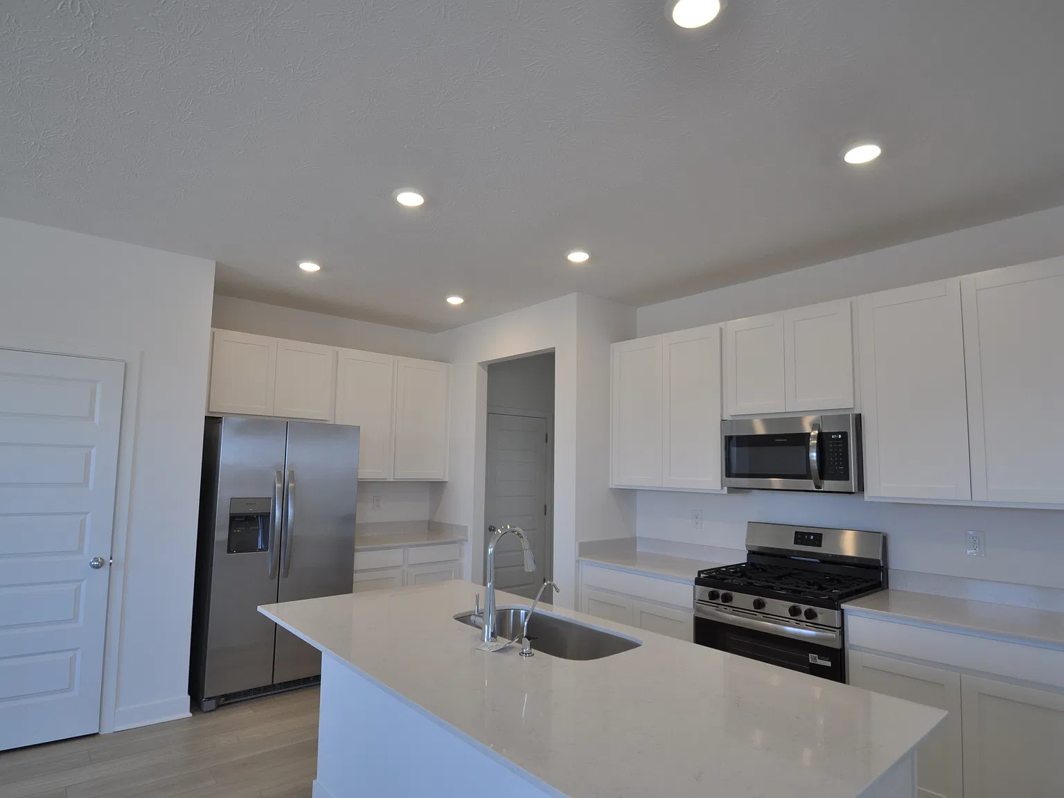 5 bed, 2585 sqft, $2,695 — Photo 4