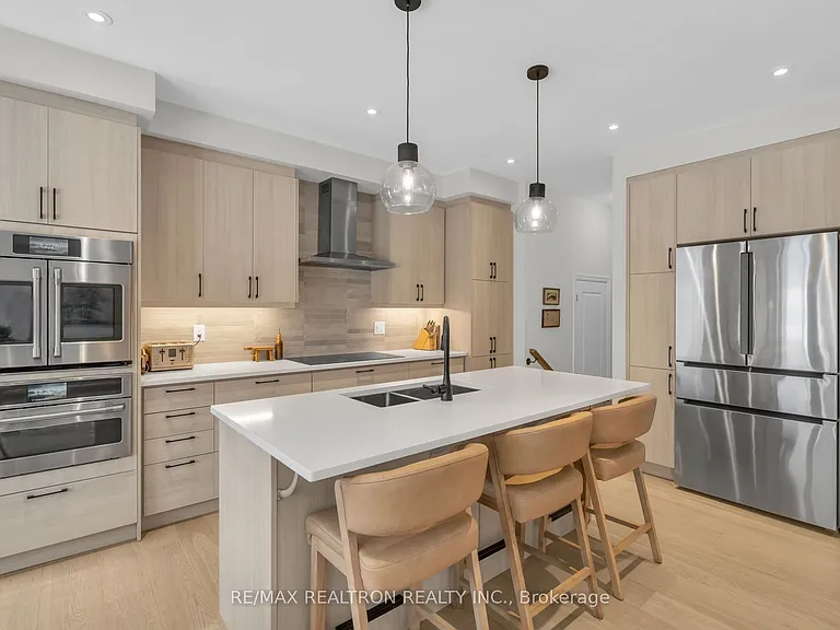 669 Newlove St — Photo 20