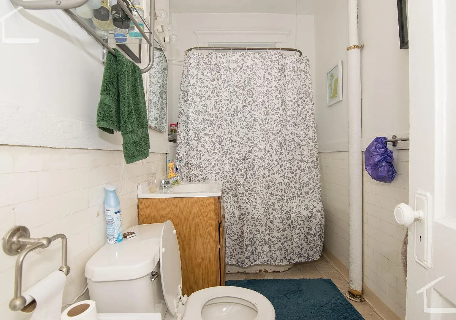 No Brokers Fee, Large Fully Renovated Unit, heat, Hot Water Included,, Eat-in Kitchen, Steps from... — Photo 2