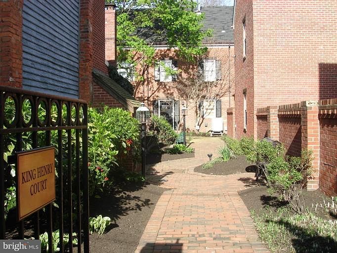 1st image of 104 King Henry Ct #8