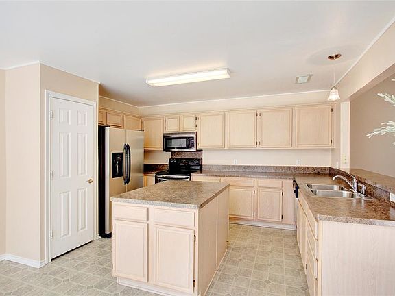 5th image of 651 Honeysuckle Ln
