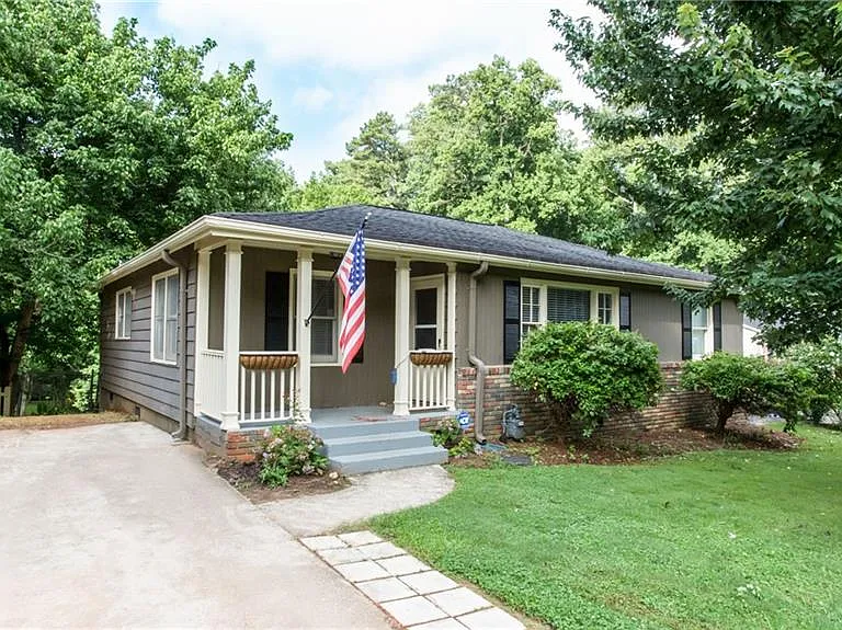 1640 Belle Isle Cir NE — Photo 1