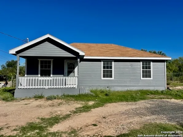300 CHAPARRAL ST, Uvalde, TX 78801