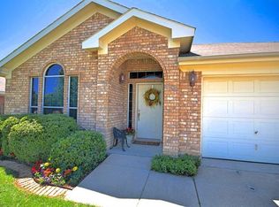 1213 Meadow Gln, Crowley, TX 76036