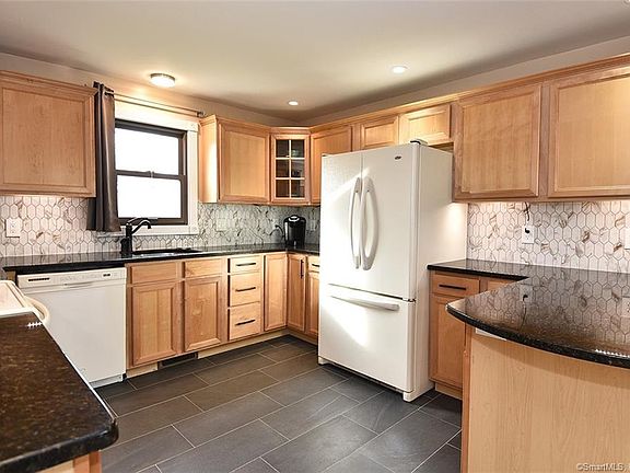 4th image of 6 McElaney Dr E