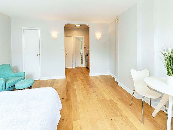 3rd image of 128 W 78th St #5R