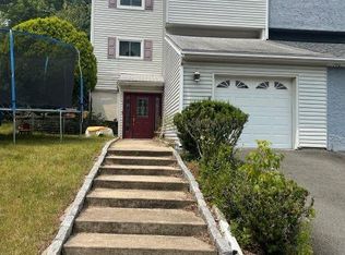 27 Albacon Rd, Nanuet, NY 10954