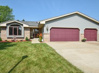 9031 S Leah Ln, Oak Creek, WI 53154