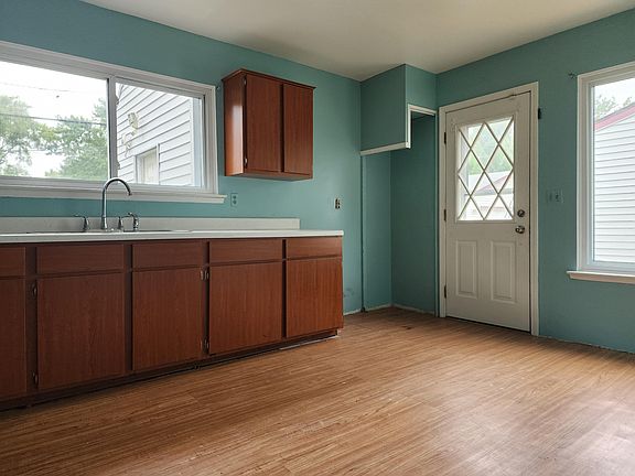 4th image of 1590 Harry St
