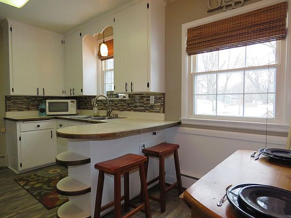 Open flow kitchen for ease of meal prep, entertaining and snacks at the breakfast bar.