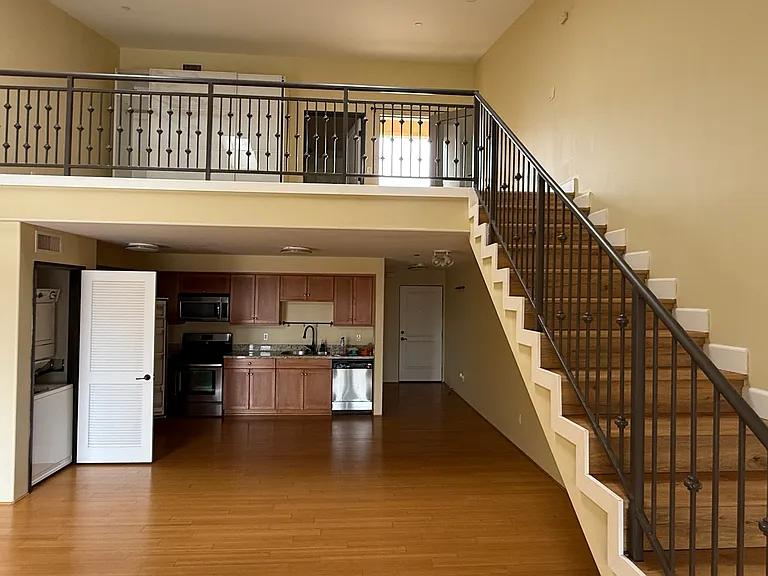 255 W 7th St #16 — Photo 3