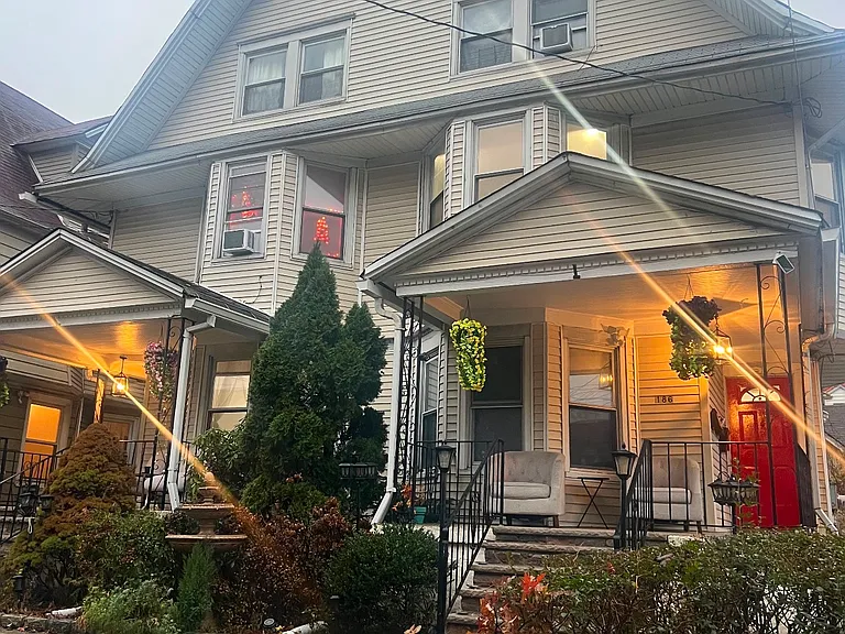 Archer Ave — Photo 1