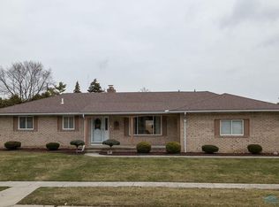 59 Applewood Dr, Oregon, OH 43616