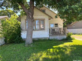 1027 7th Avenue NE, Moose Jaw, SK S6H 1M9