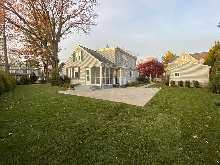124 Shore Rd — Photo 23