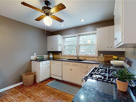 3rd image of 8215 W 88th St
