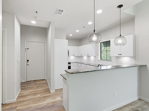 4th image of 4122 Avondale Ave APT 204