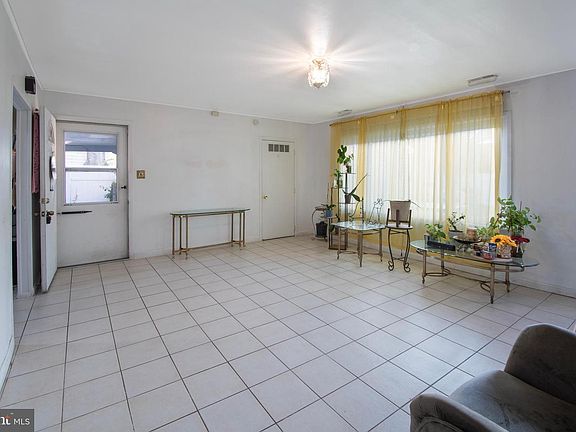 3rd image of 218 Somerset Dr