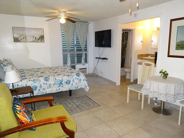 Waikiki Whale Watcher Apartments — Photo 36
