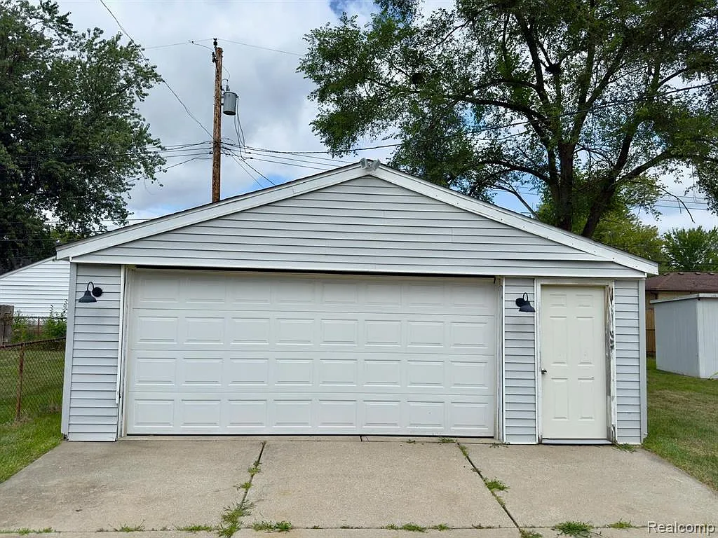 3 bed, 1.0 bath, 986 sqft, $1,700 — Photo 3