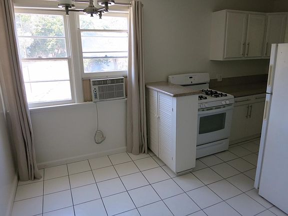 3rd image of 1418 Maple St APT C
