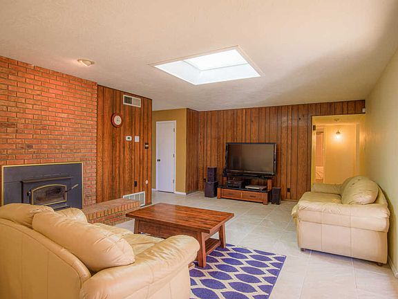 4th image of 14332 Grand Ave NE