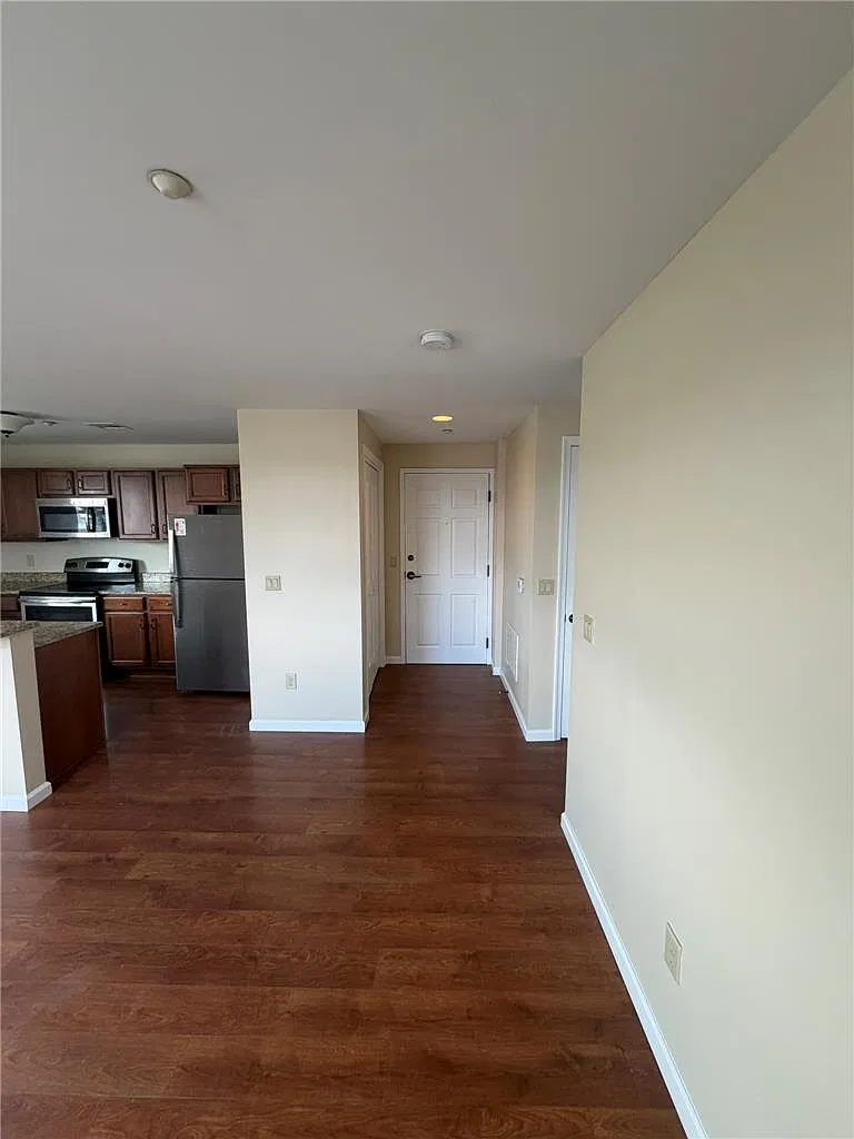 2 bed, 1.0 bath, 1033 sqft, $2,100 — Photo 2