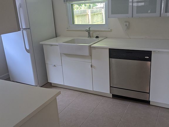 5th image of 4240 Winthrop Ave