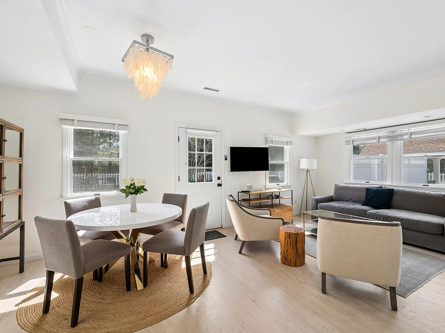 East Hampton Village Fringe Spacious Home — Photo 2