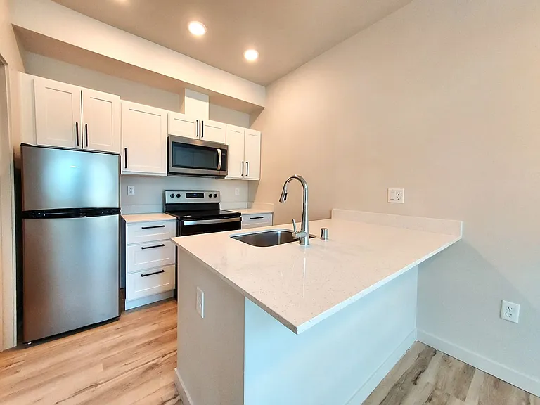 810 Yakima — Photo 4
