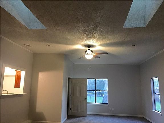 5th image of 917 Deerwood Dr