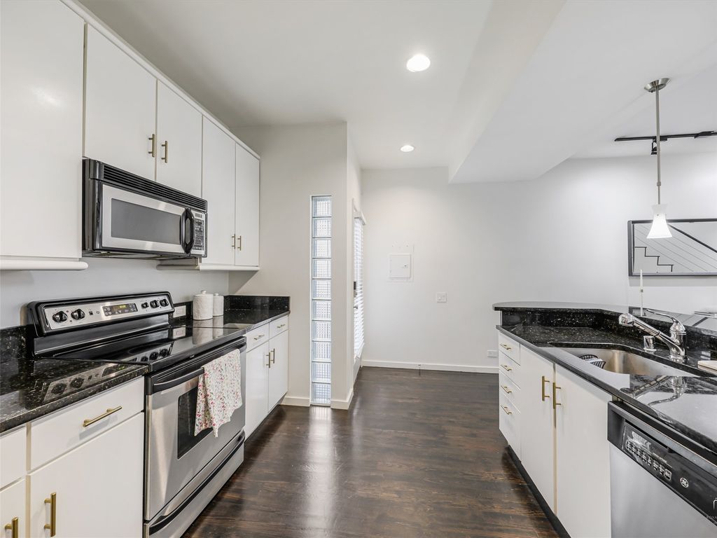 Apartment in Dallas - More