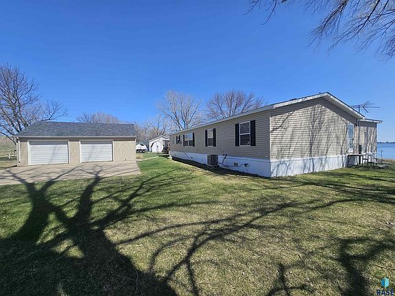 3rd image of 3441 N Shore Dr