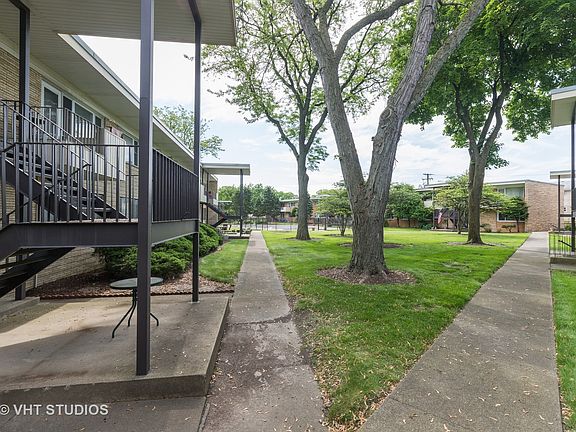 3rd image of 6 Garden Dr APT 8