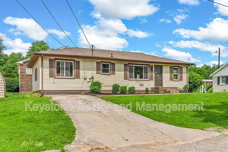 3 bed, 1.0 bath, 1200 sqft, $1,200 — Photo 2