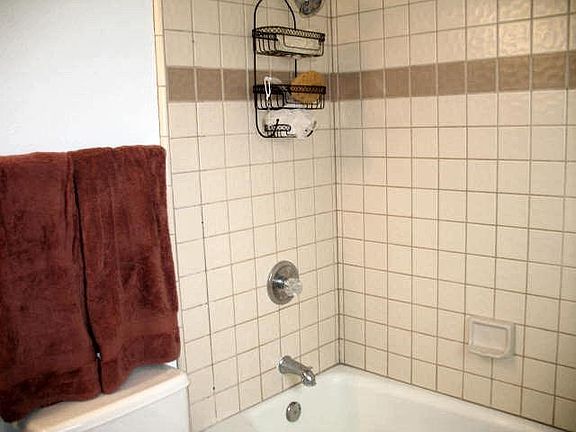 4th image of 1712 De La Vina St APT B