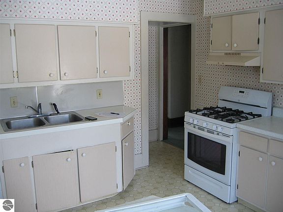 4th image of 215 E Michigan Ave