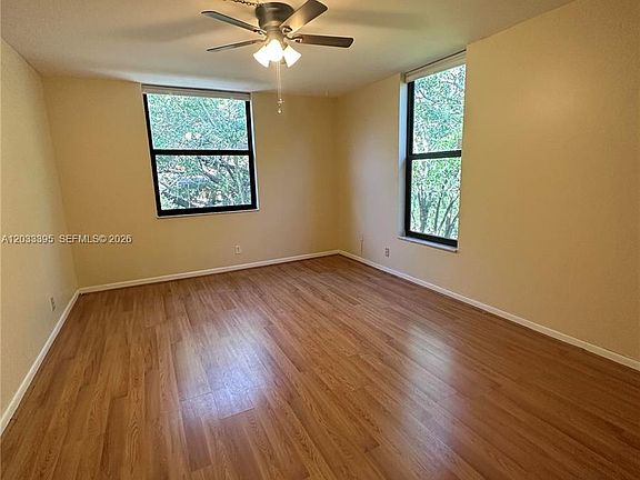 5th image of 400 Commodore Dr APT 308