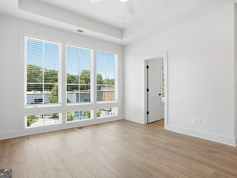 2597 Mackintosh — Photo 20