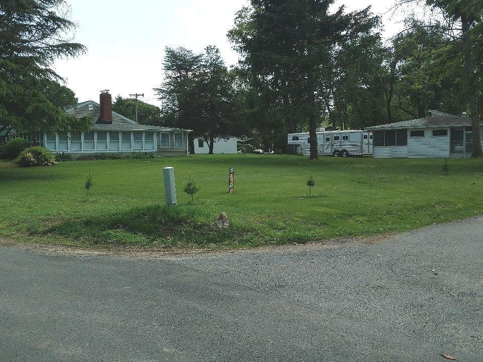 2nd image of Bohemia Ln
