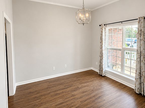 3rd image of 903 Stoneview Ct