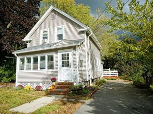 12 Fenway St, Derry, NH 03038