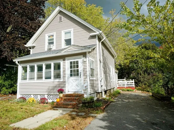 12 Fenway St, Derry, NH 03038