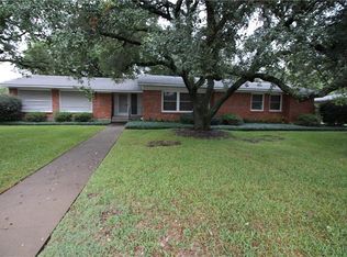 1210 Crestview Dr, Cleburne, TX 76033
