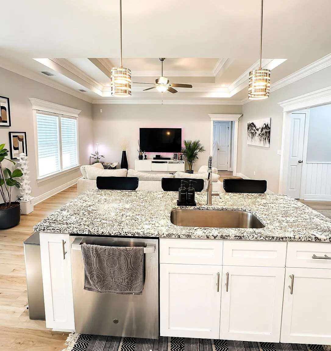 3 bed, 2.0 bath, 1914 sqft, $2,450 — Photo 3