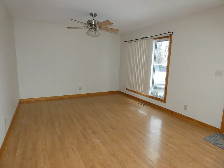 515 Freeman Ave — Photo 9