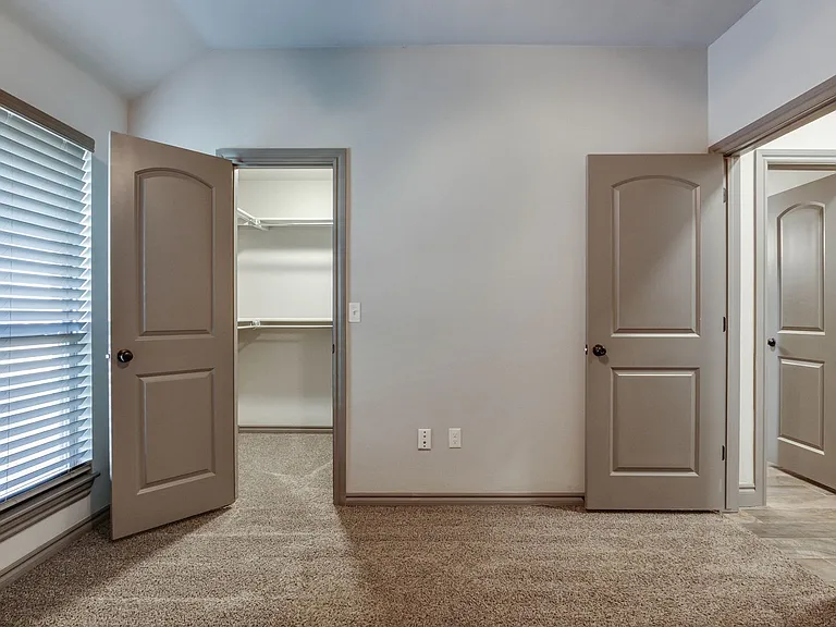 6133 Oxnard St — Photo 39