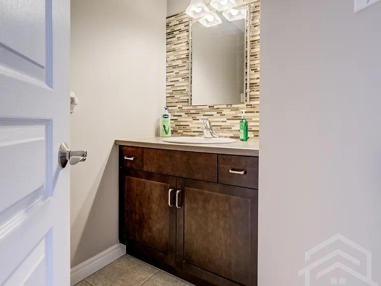 739 Frontenac Cres — Photo 3