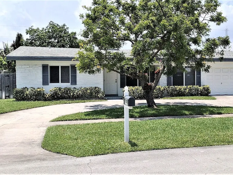 2145 NE 4th Ct — Photo 1