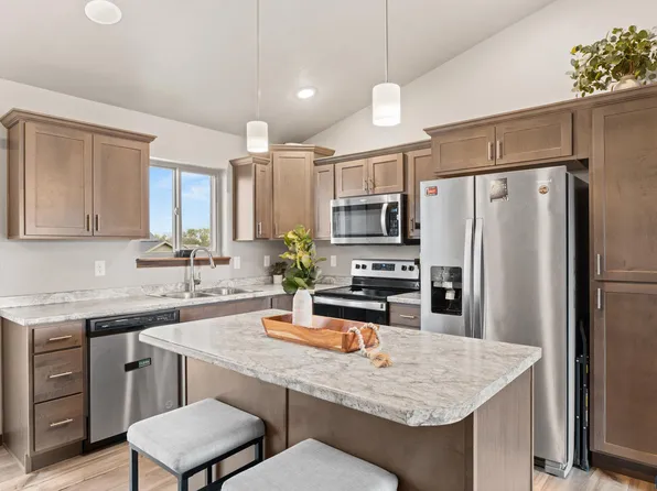 804 N Juniper St, Lennox, SD 57039